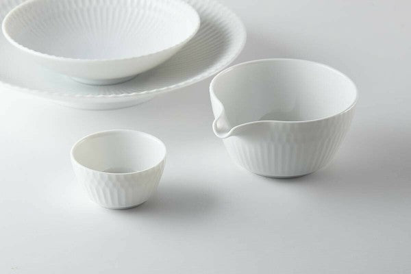 小田陶器:さざなみ模様 注ぎ口付磁器鉢(白) 小田陶器さざなみ片口小鉢(白)