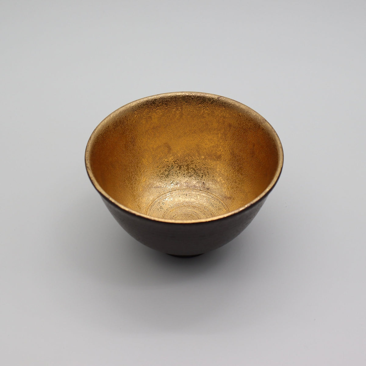 Hasamiyaki Matcha Tea Bowl – Black with Gold 波佐見焼の抹茶碗 黒吹金彩碗金