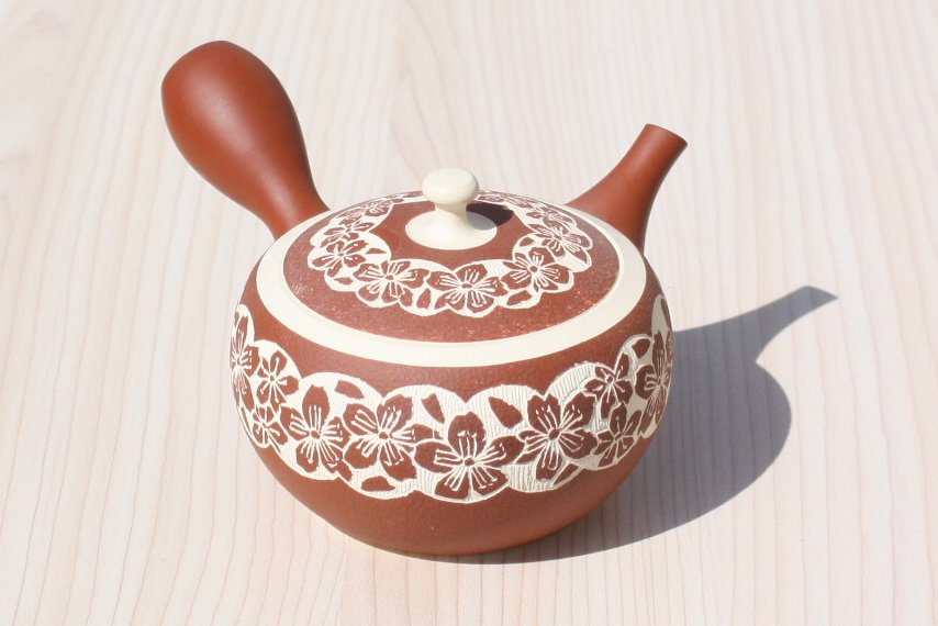 Tousen Kiln Tokoname Kyusu Tea Pot with Pressed Sakura Design (230 cc) 陶仙窯 白泥赤色桜急須 セラメッシュ