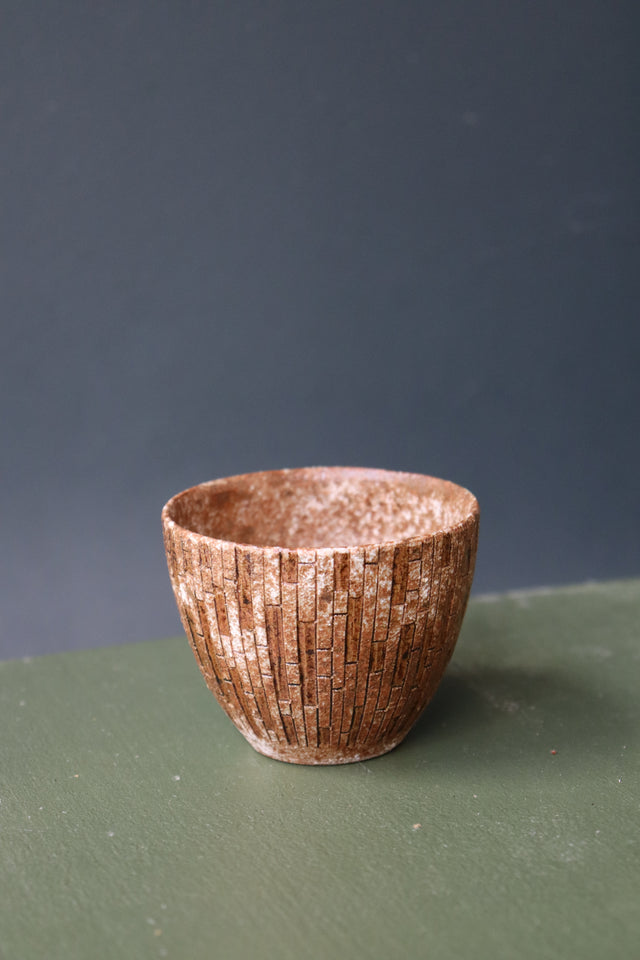 Emi Nakagawa: Handmade Guinomi Cup - Vertical Pattern Brown