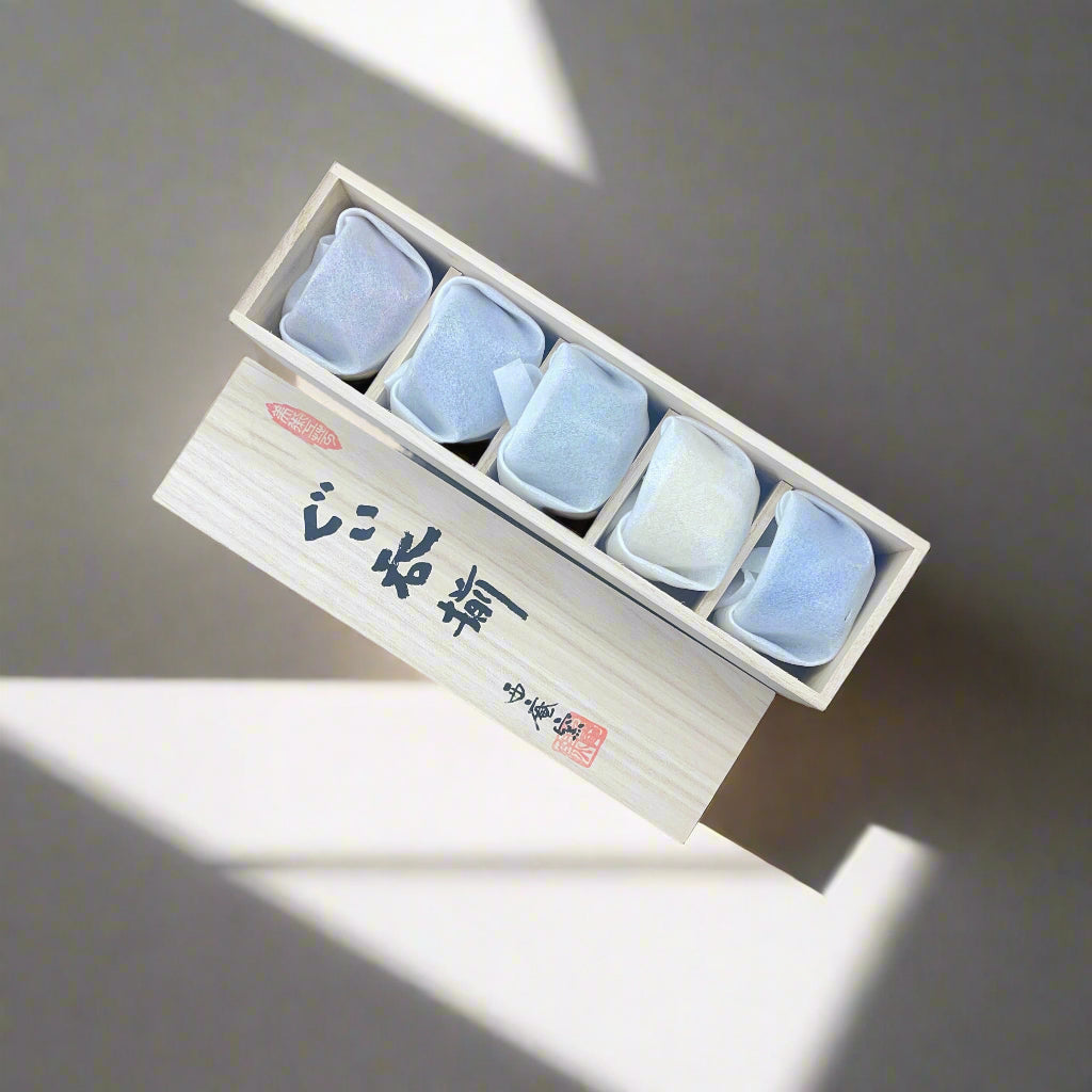 Seiangama: Carved Design Mino-yaki Guinomi Cup 5 Piece Set with Wooden Box 削ぎ五様ぐい呑揃