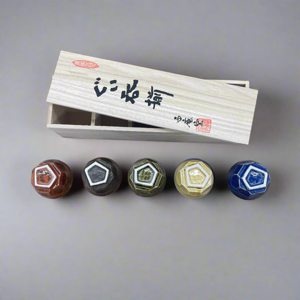 Seiangama: Carved Design Mino-yaki Guinomi Cup 5 Piece Set with Wooden Box 削ぎ五様ぐい呑揃