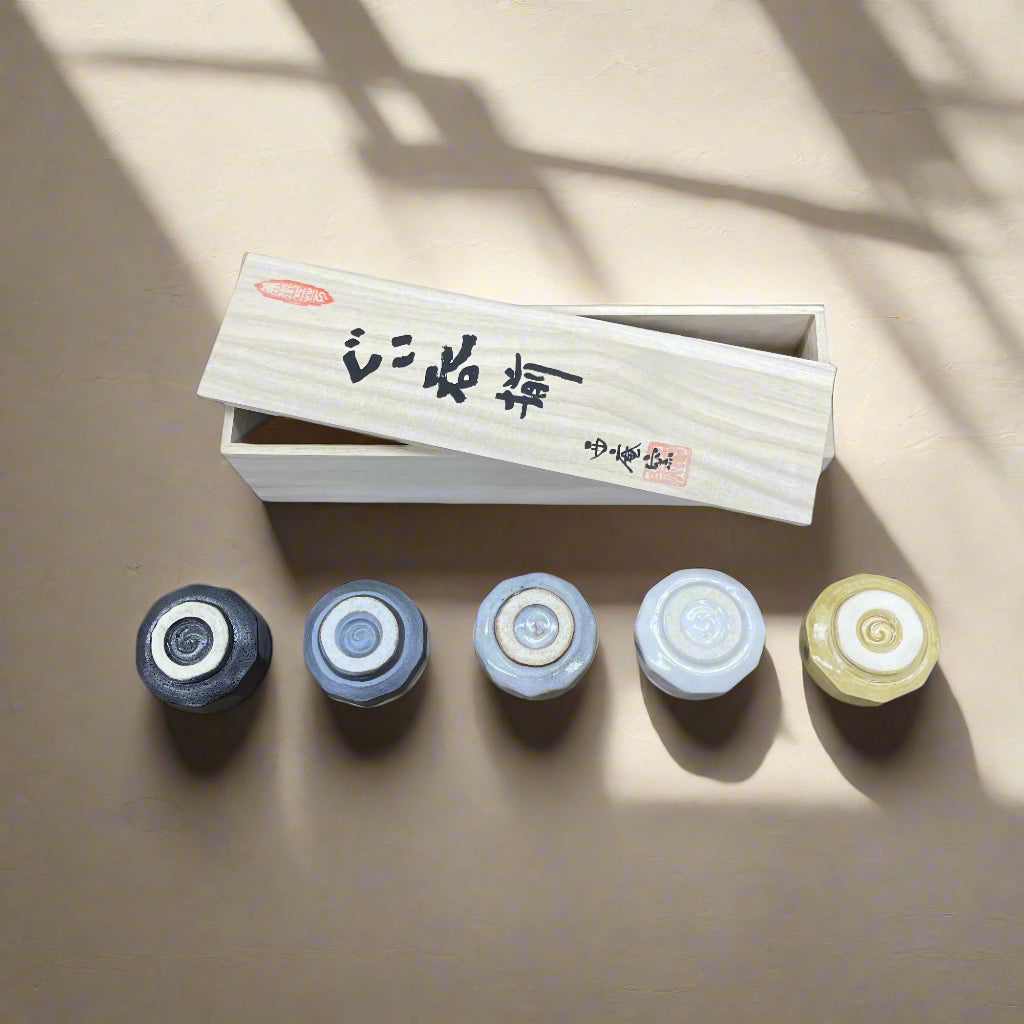 Seiangama: Handmade Mino-yaki Guinomi Cup 5 Piece Set with Wooden Box 手造り五様ぐい呑揃