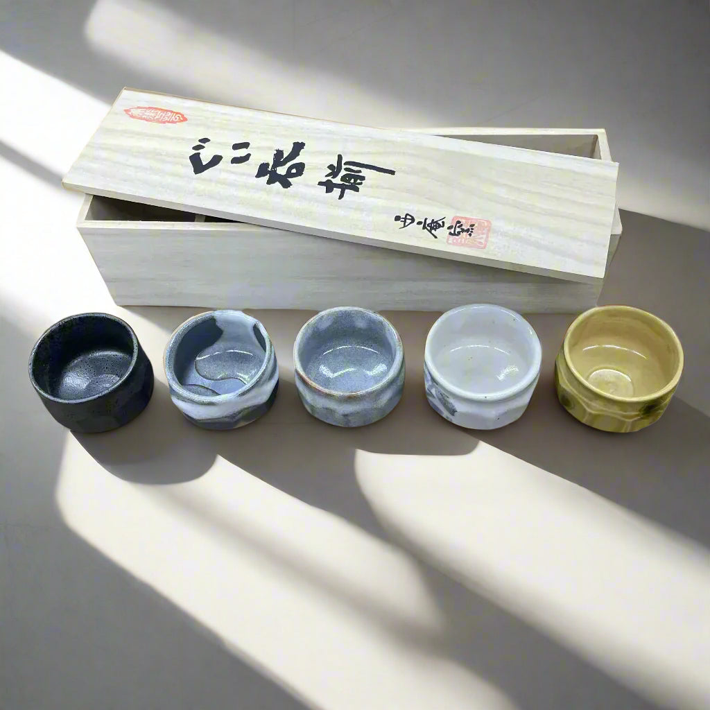 Seiangama: Handmade Mino-yaki Guinomi Cup 5 Piece Set with Wooden Box 手造り五様ぐい呑揃