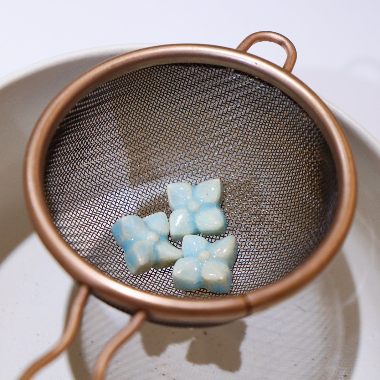 Tamasa (玉彩) ー Ceramic Matcha Sifting Beads Pastel Blue