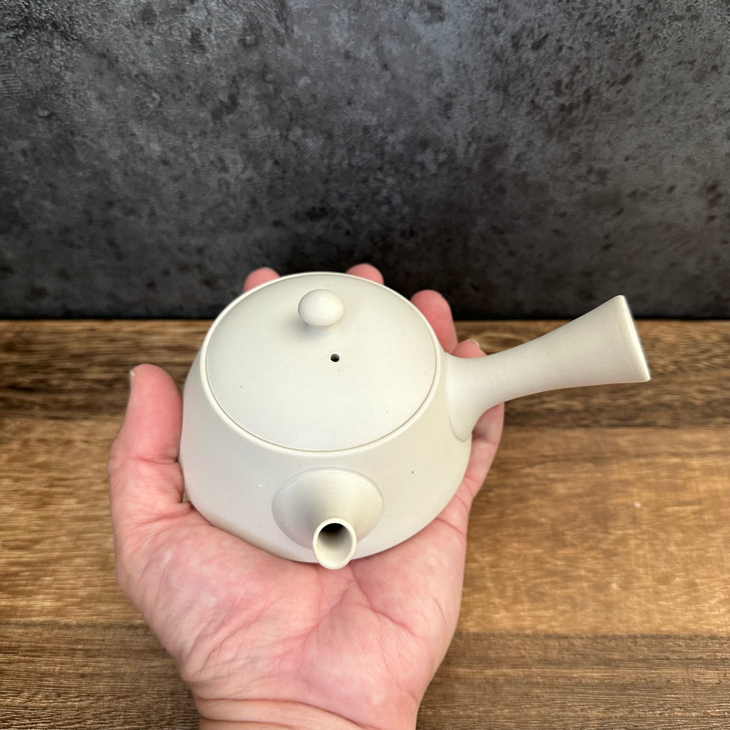 藤田徳太 Y337(限定):たまご白三角 常滑急須(セラミックメッシュストレーナー付き)(230ml)