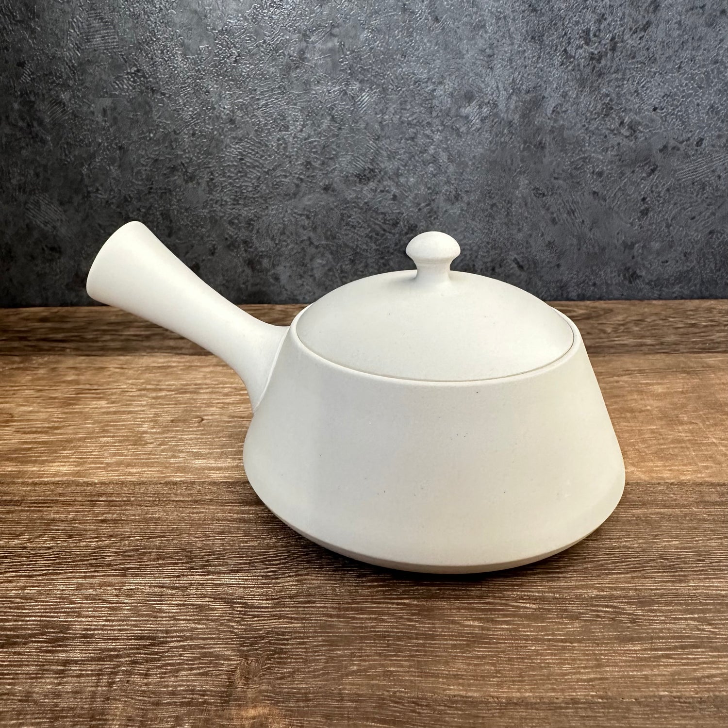 藤田徳太 Y337(限定):たまご白三角 常滑急須(セラミックメッシュストレーナー付き)(230ml)