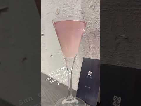 Sun rouge green tea turns pink with lemon juice added