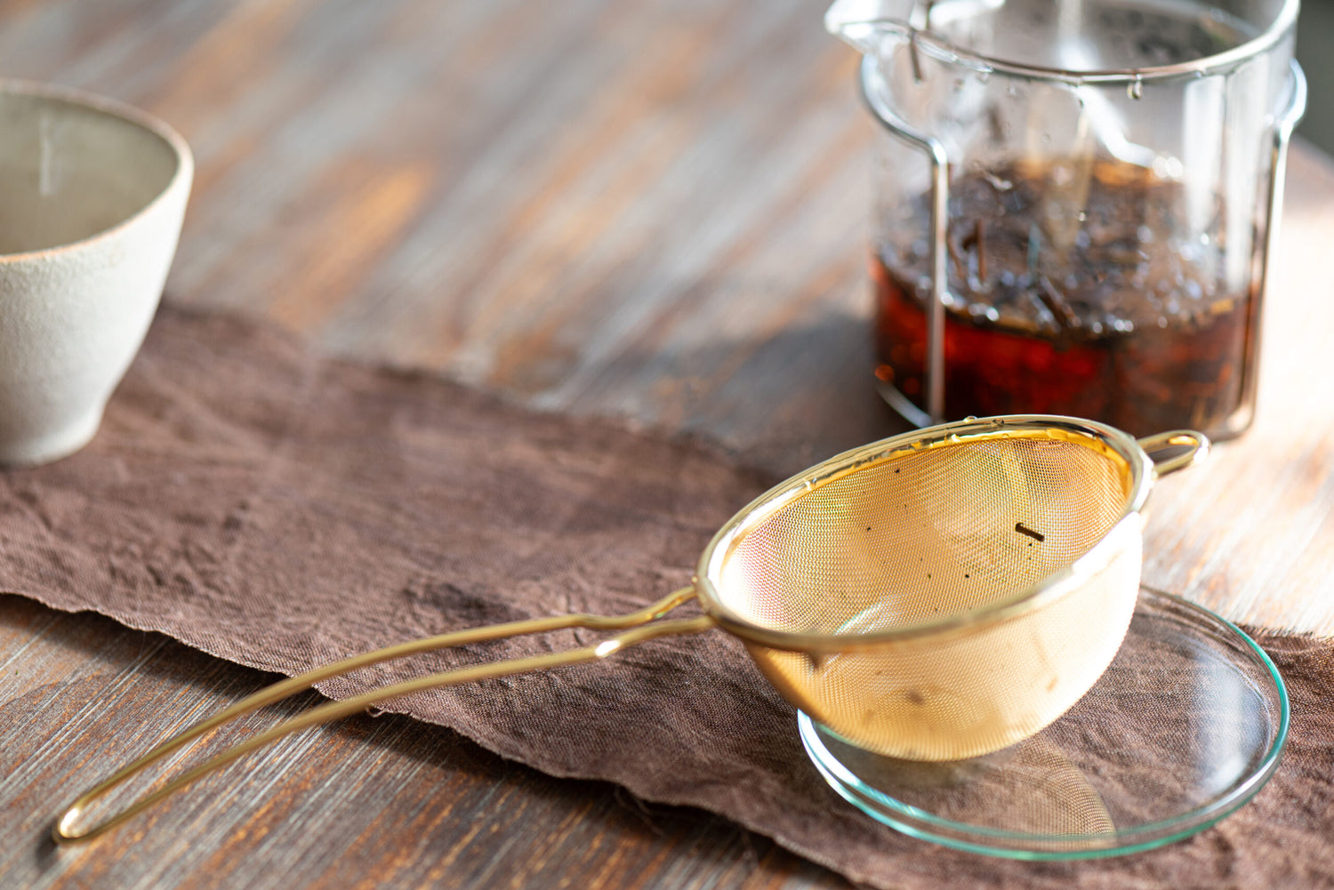 スリースノー:茶こしとガラス急須のセット(ゴールド)