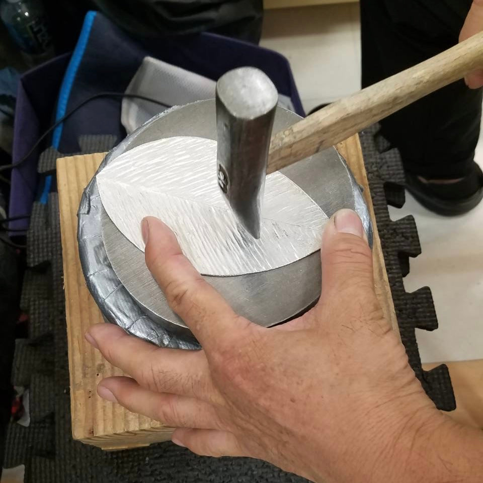 Ota Yusuke: Teelehden muotoiset tinakorvakorut, koukkukorvakorut