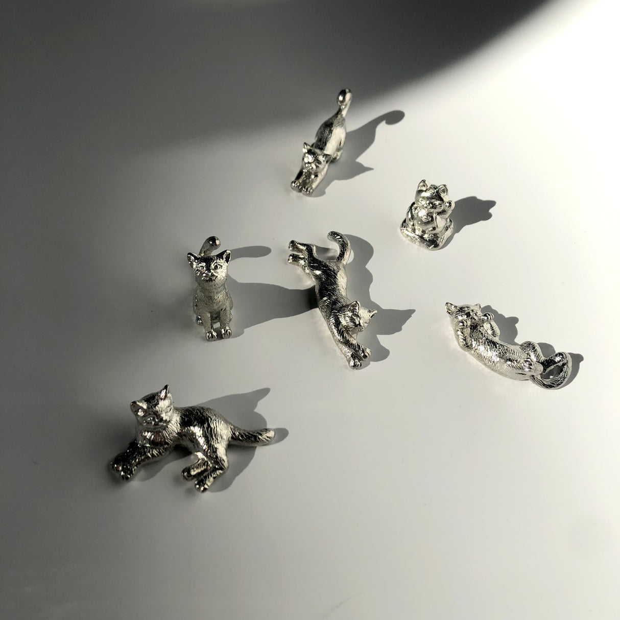 Käsintehty Tin Chopstick Rest Cat #03, Pleading Cat 錫製おねだり猫