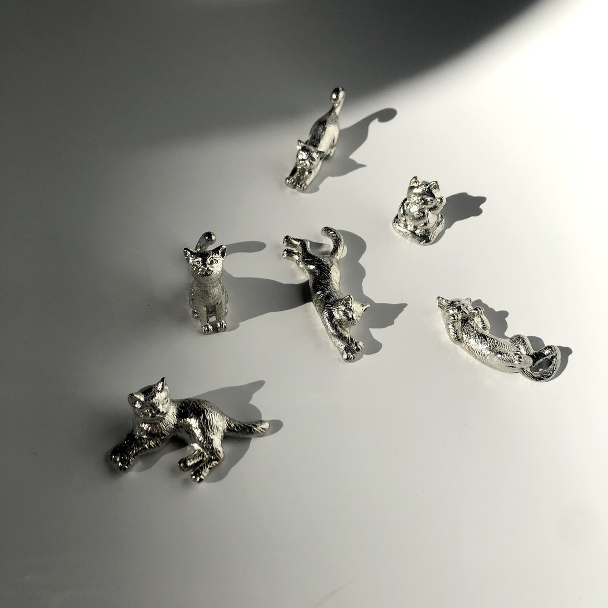 Käsintehty Tin Chopstick Rest Cat #05, Stretching Cat 錫製のび猫