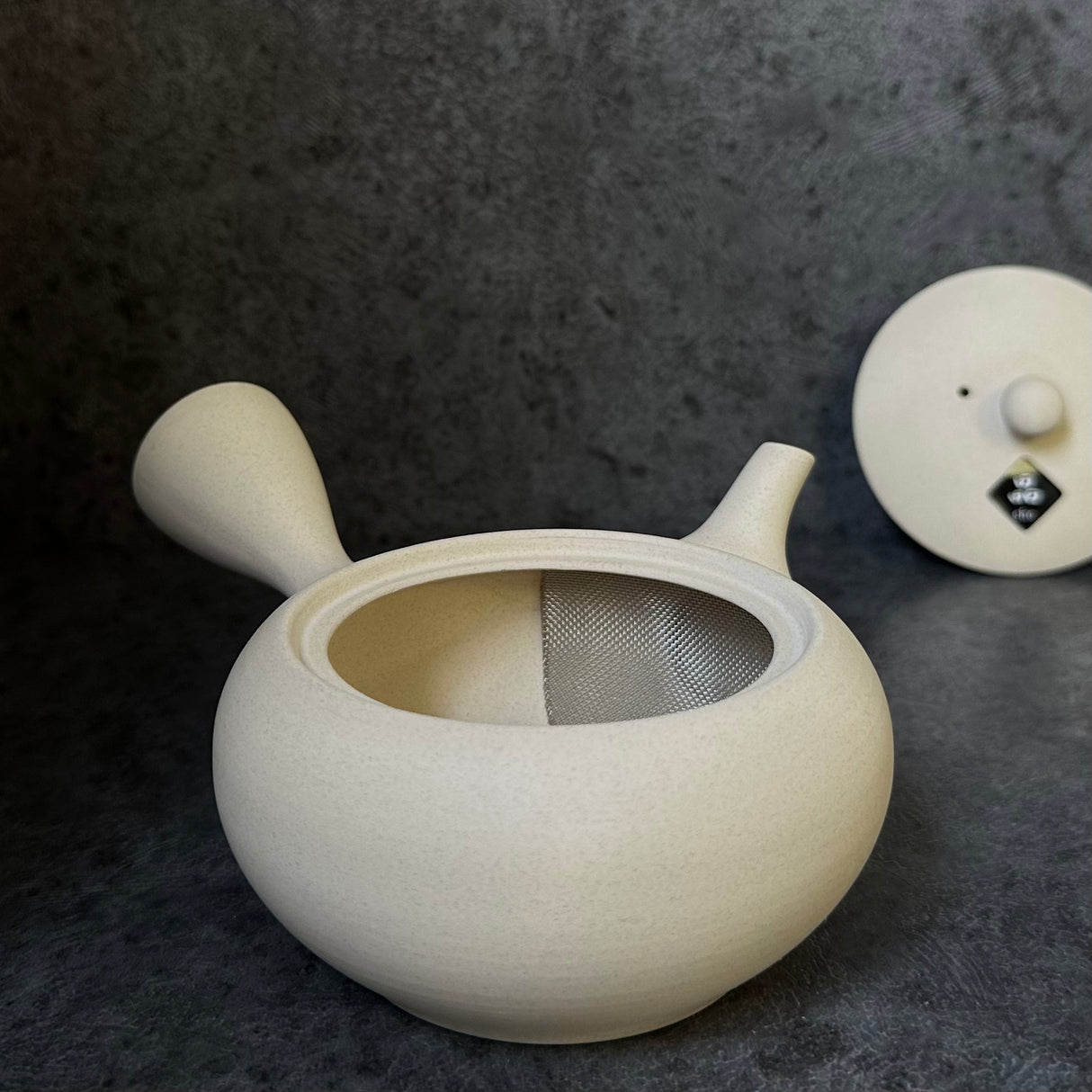 Shoko Kiln (F414): Clouds Taira - Off White Clay Kyusu Tea Pot (300 ml) 晶光白泥平丸急須