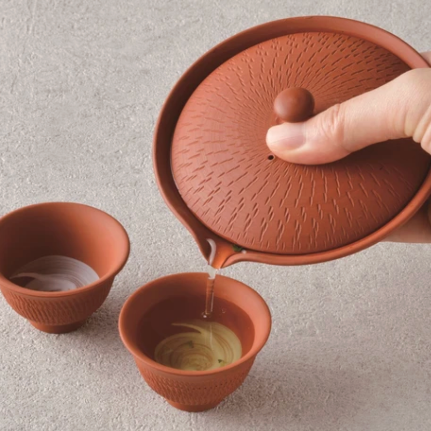 Gyokko Tokoname Ware Shiboridashi / 玉光朱泥絞り出し yunomi.life
