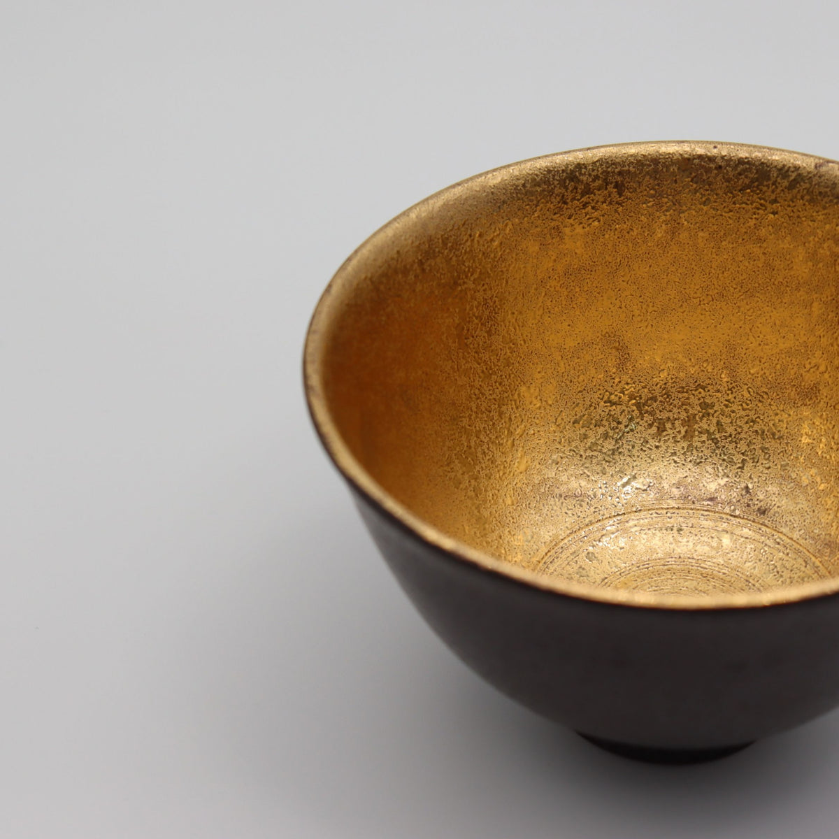 Hasamiyaki Matcha Tea Bowl – Black with Gold 波佐見焼の抹茶碗　黒吹金彩碗金