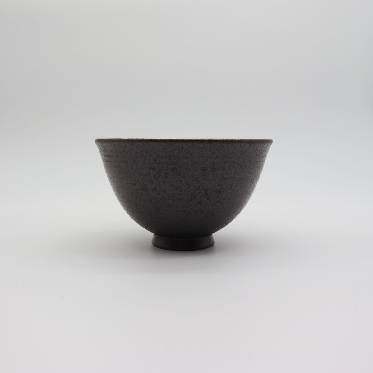 Hasamiyaki Matcha Tea Bowl – Black with Gold 波佐見焼の抹茶碗　黒吹金彩碗金