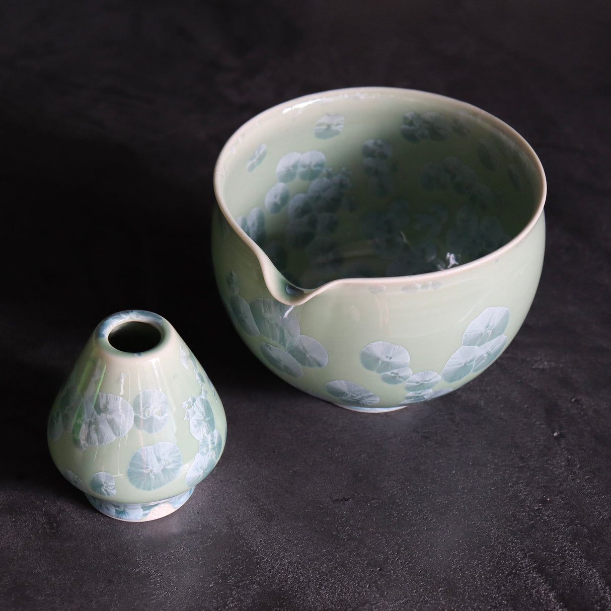 Kiwakoto Suikaen Green Matcha Pouring Bowl & Whisk Stand Set 片口抹茶碗と茶筅直しセット みどり