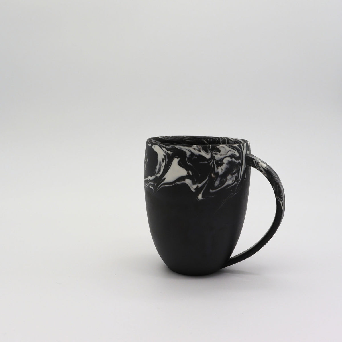 Shinro Yamamoto: Marble Porcelain Mug Cup (Black) yunomi.life