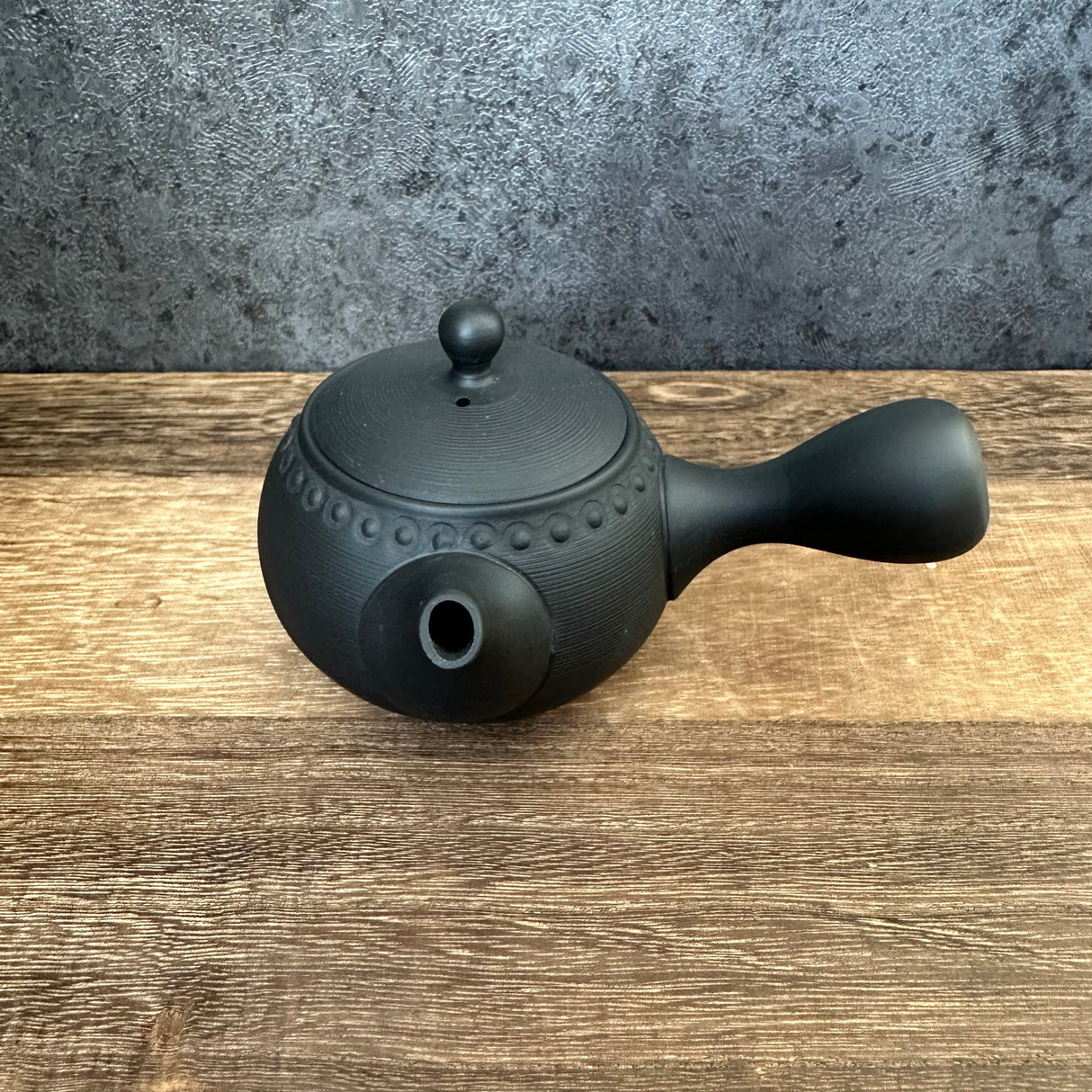 Shouhou Kiln M242: Tokoname Kyusu Tea Pot (190 cc) 常滑 昭萠黒泥小丸あられ 急須