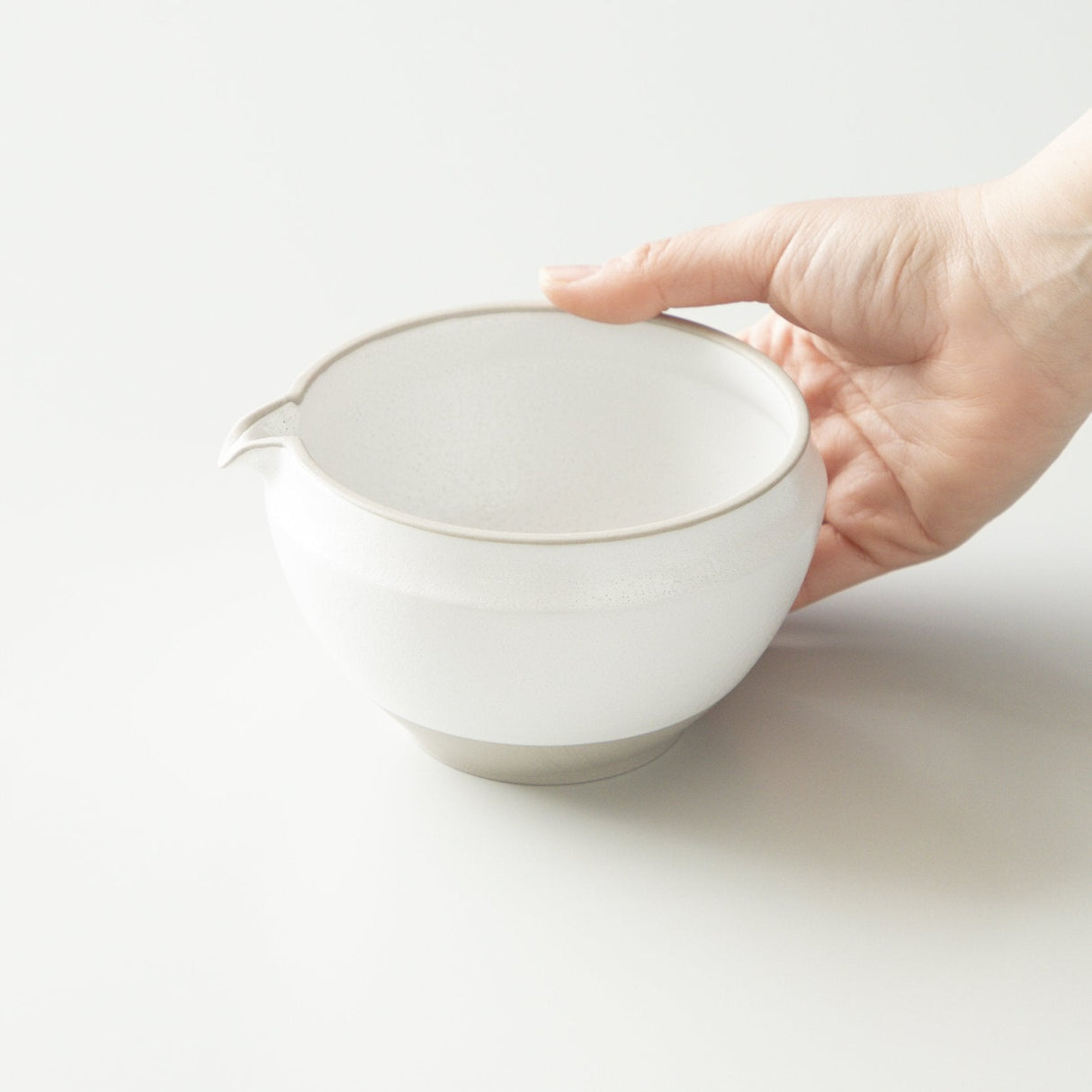 Origami Tea Kumoi Cloud White Minoyaki Porcelain Matcha Bowl with Pouring Lip　抹茶碗 雲居ホワイト