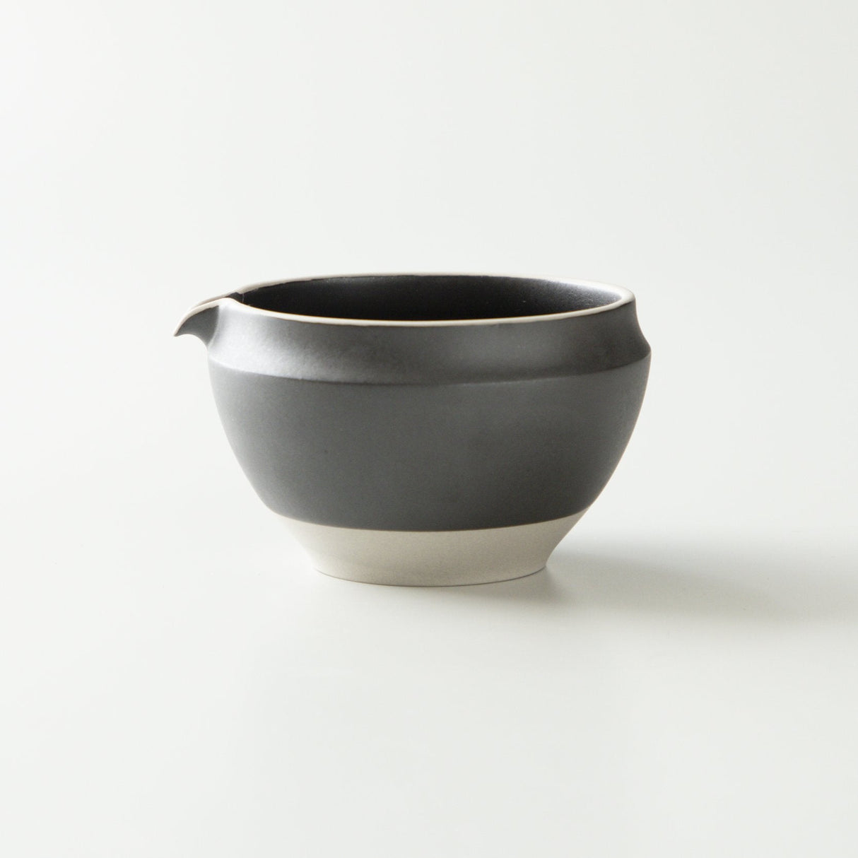 Origami Tea Akatsuki Black Minoyaki Porcelain Matcha Bowl with Pouring Lip　抹茶碗 暁月ブラック