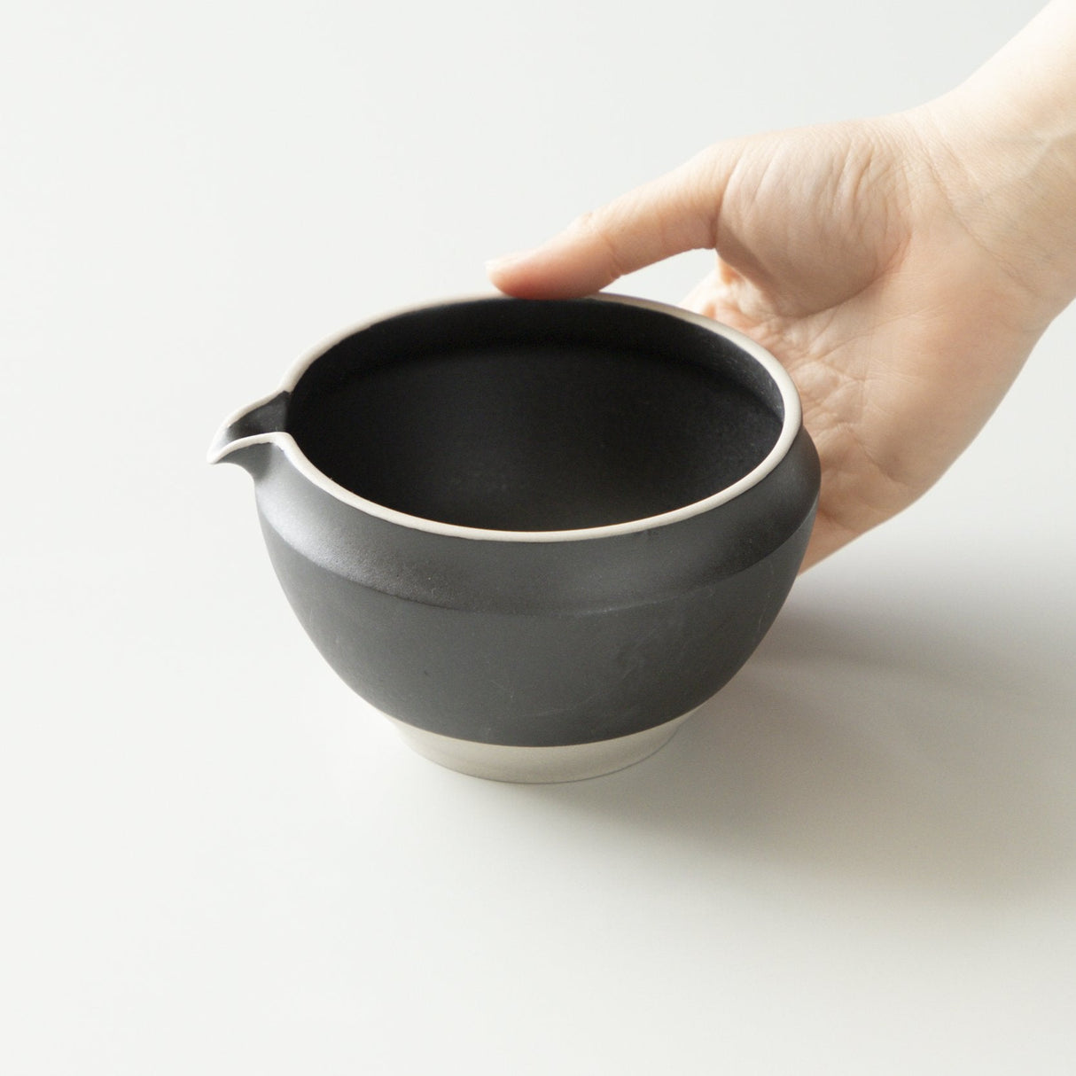 Origami Tea Akatsuki Black Minoyaki Porcelain Matcha Bowl with Pouring Lip　抹茶碗 暁月ブラック