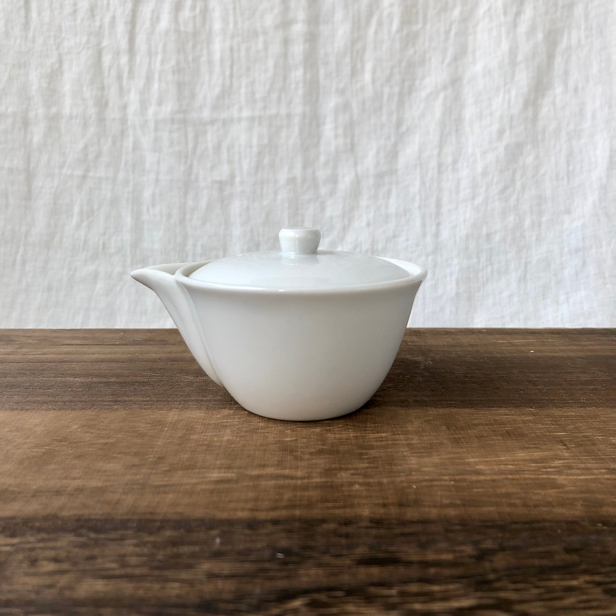 Yamatane キ39-26: Tea Professional's White Porcelain Hohin Tea Pot (Ceramic Mesh, 140ml) 美濃焼 研茶用急須（洞穴茶こし）