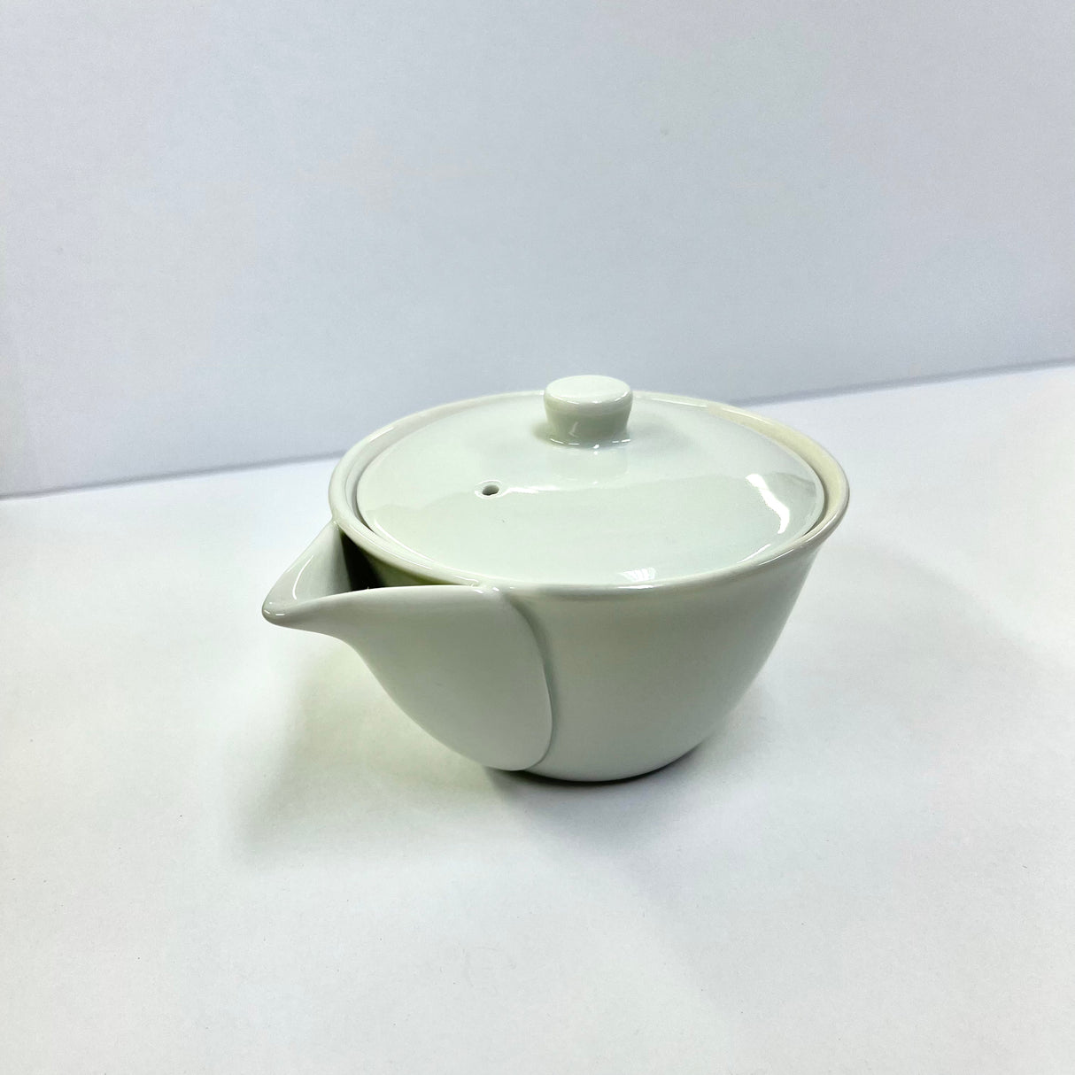 Yamatane キ39-25: Tea Professional's White Porcelain Hohin Tea Pot (Stainless Steel Mesh, 140ml) 美濃焼 研茶用急須（ステンレス茶こし）