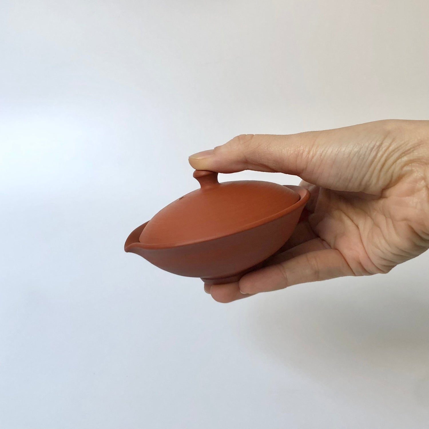 Isobe Ceramics mi181: Tokoname Shiboridashi Kyusu Crimson 60 ml - Yunomi.life